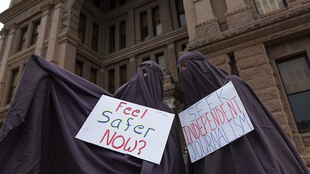 Protestujc v Texasu poaduj uvolnn karantnnch opaten proti koronaviru. (18. dubna 2020)