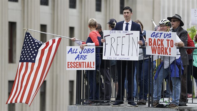 Protestujc v Tennessee poaduj uvolnn karantnnch opaten proti koronaviru. (19. dubna 2020)