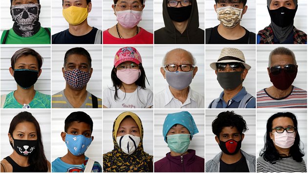 Skupina fotek lid zachycench pi cest do supermarketu v dob omezen volnho pohybu, zavedenho singapurskou vldou proti en koronaviru.