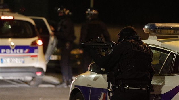 Francouzt policist zasahuj proti nepokojm, vyvolanch dajnou policejn brutalitou. Protesty vyvraj i z frustrace z koronavirov krize. (20. dubna 2020)