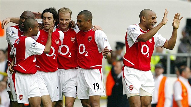 THE INVINCIBLES. Legend�rn� mu�stvo Arsenalu v sezon� 2003/04 pro�lo kompletn�m...