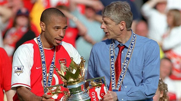 Francouzsk tonk Thierry Henry s trenrem Arsnem Wengerem dr pohr pro mistry anglick Premier League. Arsenal ho od roku 2004, kdy k nmu dokrel bez jedin porky, nezskal.