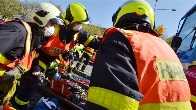 Hasiči vyprošťují těžce zraněnou seniorku, kterou v ostravské části Hrabůvka srazila tramvaj. (20. dubna 2020)