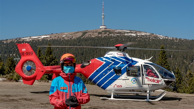 Zásah Horské služby Jeseníky v zimním středisku Ovčárna, kde se zranil lyžař. (21. dubna 2020)
