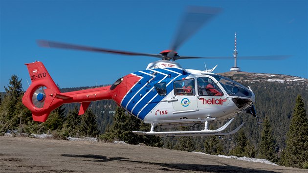 Záchranářský vrtulník pod Pradědem, nejvyšší horou Jeseníků. (21. dubna 2020)