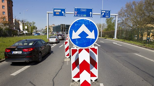Pro každý směr je v opravované části silničního průtahu v centru Plzně otevřený jeden jízdní pruh. (23. dubna 2020)