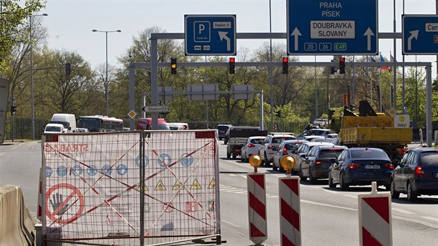 Při opravě průtahu kolem parkovacího domu Rychtářka v Plzni je pro každý směr průjezdný jeden jízdní pruh. (23. dubna 2020)