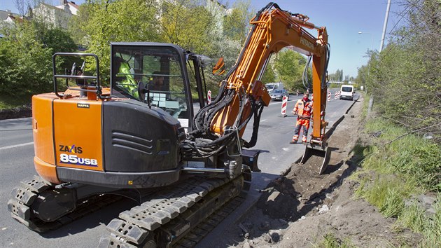 Protože opravená silnice bude mít více vrstev asfaltu, obrubníky musí stavební dělníci vytrhat a nově usadit, aby byly o několik centimetrů výš. (23. dubna 2020)