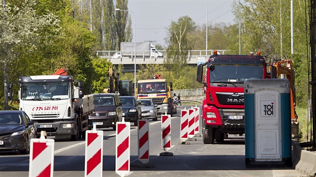 Při opravě průtahu kolem parkovacího domu Rychtářka v Plzni je pro každý směr průjezdný jeden jízdní pruh. V dopravních špičkách se tvoří kolony. (23. dubna 2020)