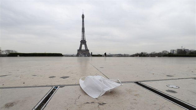 Rouka pohozen nedaleko pask Eiffelovy ve (17. bezna 2020)