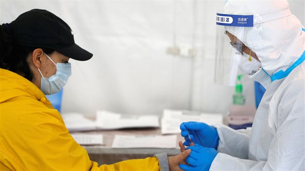 Zdravotnci v Brooklynu testuj Newyorany na koronavirus. (23. dubna 2020)