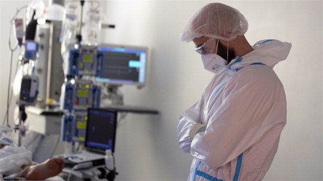 panlsk zdravotnk se zastavil u pacienta nakaenho koronavirem, kter le na jednotce intenzivn pe v madridsk nemocnici. (24. dubna 2020)