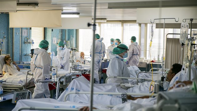 Jednotka intenzivn pe pro pacienty nakaen koronavirem v madridsk nemocnici (24. dubna 2020)