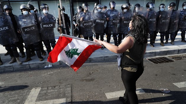 Natvan Libanonci znovu vyli do ulic. Pi demonstracch ni pedevm banky. (28. dubna 2020)