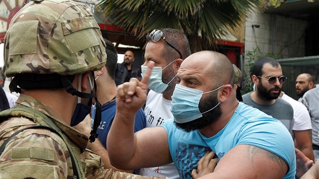 Natvan Libanonci vyli znovu do ulic. Pi demonstracch ni pedevm banky. (27. dubna 2020)