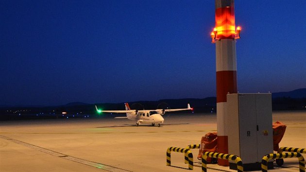 Jihočeské letiště České Budějovice zahájilo zkušební provoz osvětlené přistávací dráhy.