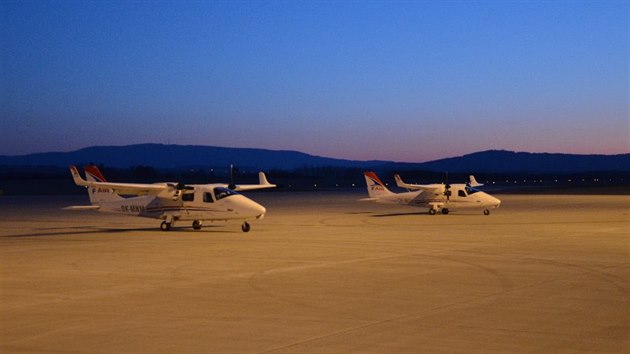 Noční lety provádějí letouny s rozpětím křídel do 24 metrů.