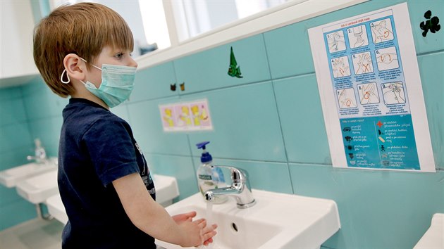 Časté umývání rukou je v této době v brněnské mateřské škole Lentilka samozřejmostí.