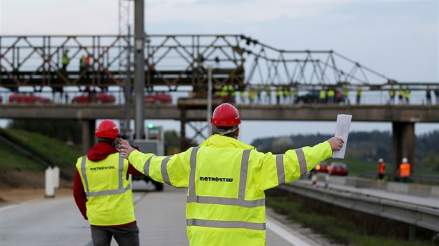 Součástí víkendové operace na D1 poblíž Brna byla také montáž provizorního náhradního mostu spojujícího obce Domašov a Javůrek.