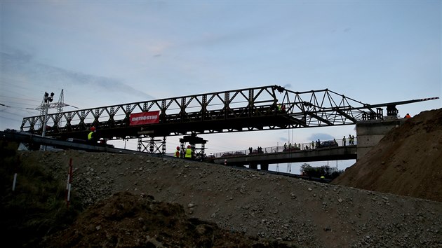 Součástí víkendové operace na D1 poblíž Brna byla také montáž provizorního náhradního mostu spojujícího obce Domašov a Javůrek.