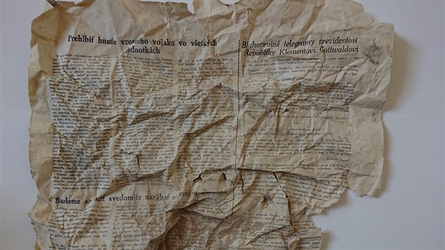 Archeologové na zámku v Moravském Krumlově našli v zazděném výklenku několik vydání rakouských novin z poloviny 19. století, ručně psaný dopis, negativ fotografie československého vojáka a vydání Rudého práva z roku 1951.