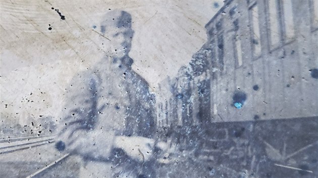 Archeologové na zámku v Moravském Krumlově našli v zazděném výklenku mimo jiné negativ fotografie československého vojáka ze 30. let 20. století (na snímku upravený pozitiv).