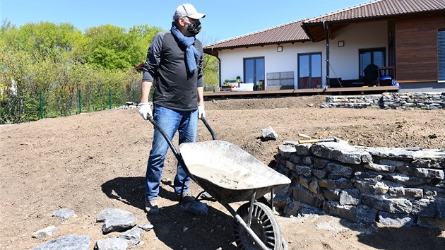 Fltnista brnnsk filharmonie Petr Pomkla se na as stal zahradnkem. Na snmku pomh vytvet novou zahradu u domu v Babicch nad Svitavou.