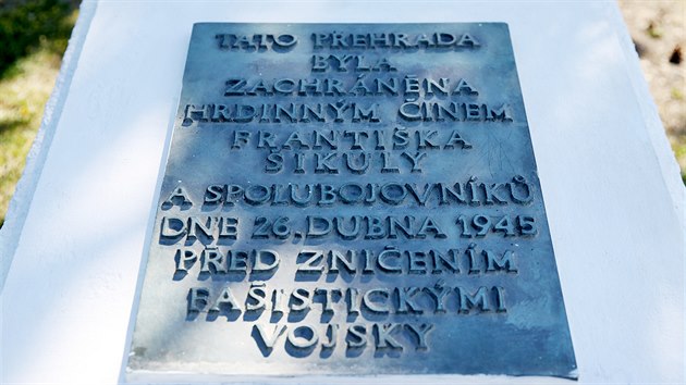 Na pamětní desce u přehradní hráze z roku 1976 je zmíněn hrdinský čin hrázného Františka Šikuly, na Ladislava Dolníčka se zapomnělo.