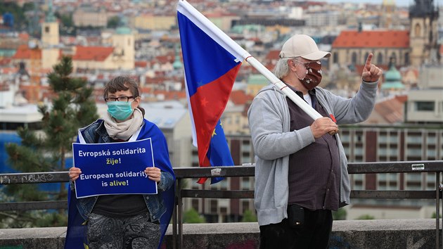 Spolek Milion chvilek vyzval k individuálnímu protestu. Lidé na pražské Letné se transparenty ptali vlády zejména na otázky týkající se koronavirové krize (29. dubna 2020).