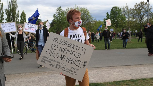 Spolek Milion chvilek vyzval k individulnmu protestu. Lid na prask Letn se transparenty ptali vldy zejmna na otzky tkajc se koronavirov krize. Na snmku je pedseda spolku Mikul Min (29. dubna 2020).