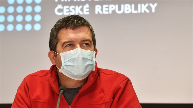 Vicepremir, ministr vnitra a pedseda stednho krizovho tbu Jan Hamek vystoupil na tiskov konferenci po jednn krizovho tbu, kter projednval dal opaten v boji proti en novho typu koronaviru. (1. dubna 2020)