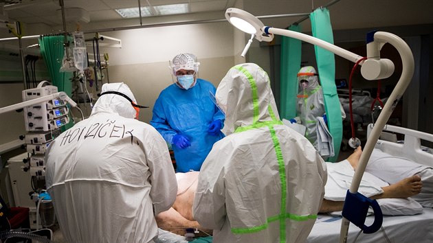 Jednotka intenzivní pée o pacienty s onemocnním covid-19 v praské Nemocnici...