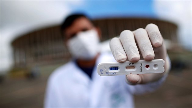 Brazilsk lka ukazuje negativn test na nov koronavirus. (21. dubna 2020)