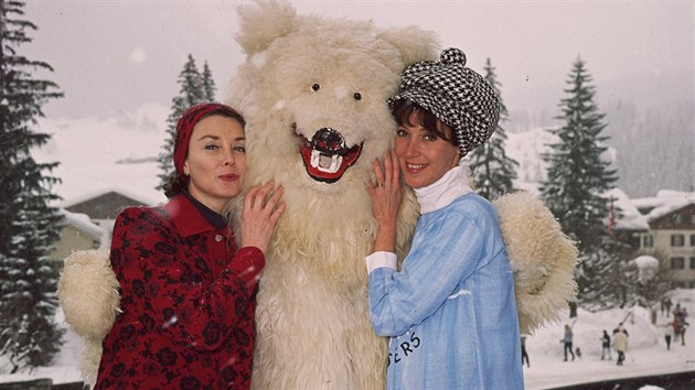 Modelky Barbara Mullenov a Dorian Leighov pzuj s ptelem v kostmu lednho medvda v lyaskm stedisku Klosters. Snmek pochz z roku 1963: