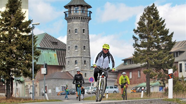 Cyklisté i další návštěvníci využili opět přístupného vrcholu Klínovce. (26. dubna 2020)