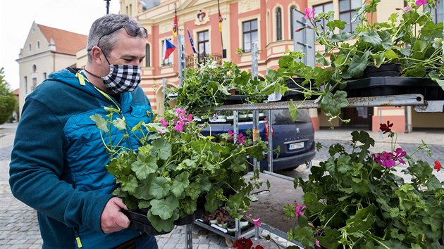 Poprv po uvolnn omezen se na nmst Mru v Mlnku konaly farmsk trhy. (25. dubna 2020)