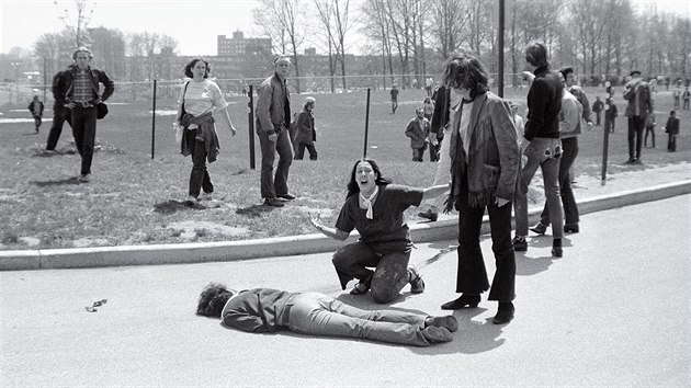 Snímek zachycující oběť střelby na na Kentské státní univerzitě v Ohiu v roce...