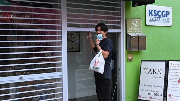 Japonsk kadenk Tomoaki Takeda otevr svj kadenick salon v Singapuru. (7. dubna 2020)