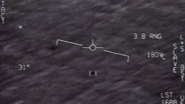 Snímky z videa zachycující UFO, které se Pentagon rozhodl zveřejnit. (29. dubna 2020)
