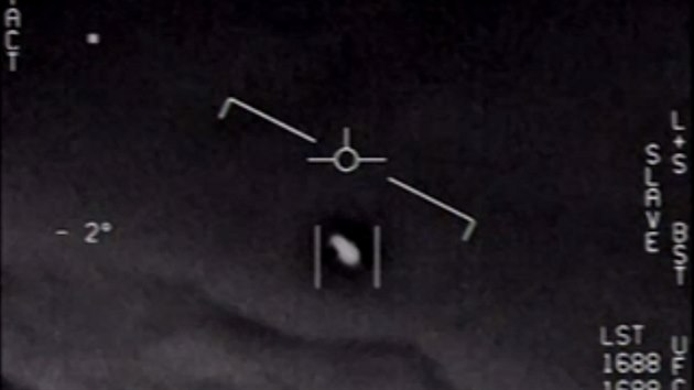 Snmky z videa zachycujc UFO, kter se Pentagon rozhodl zveejnit. (29. dubna 2020)