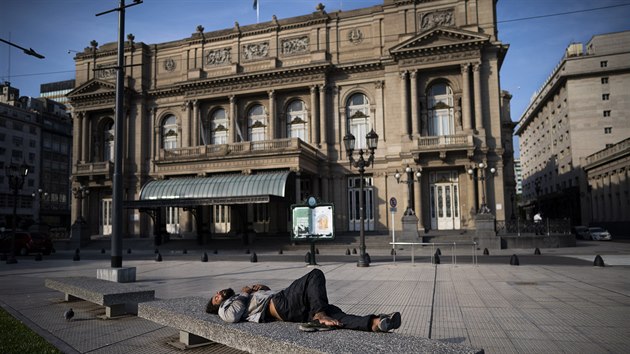 Bezdomovec odpočívá před divadlem Teatro Colón v hlavním městě Argentiny Buenos Aires. (duben 2020)