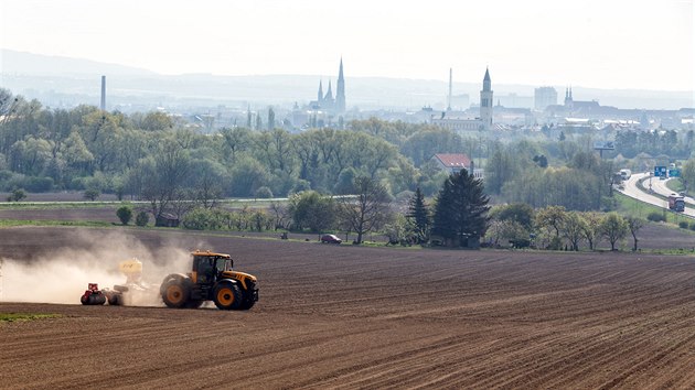 Mračna prachu za traktorem na polích u Křelova nedaleko Olomouce. Zemědělci kvůli nedostatku vláhy v půdě nutně potřebují, aby konečně zapršelo.
