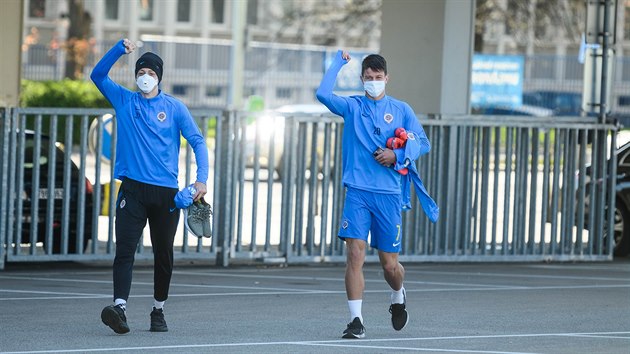 Sparan Ladislav Krej (vlevo) a Adam Hloek prv proli branou trninkovho centra na Strahov a m k prvn spolen pprav od 12. bezna.