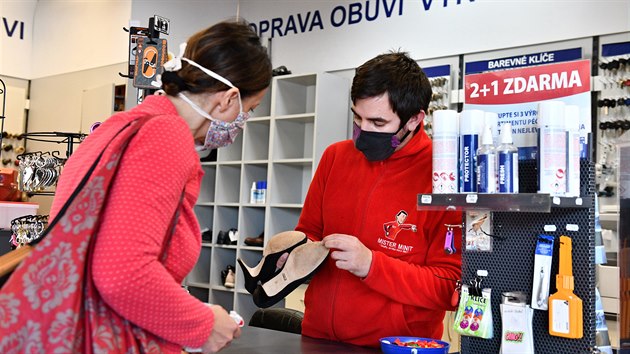 Hned první den rozvolněných bezpečnostních opatření využili lidé opravny obuvi. (20. 04. 2020)