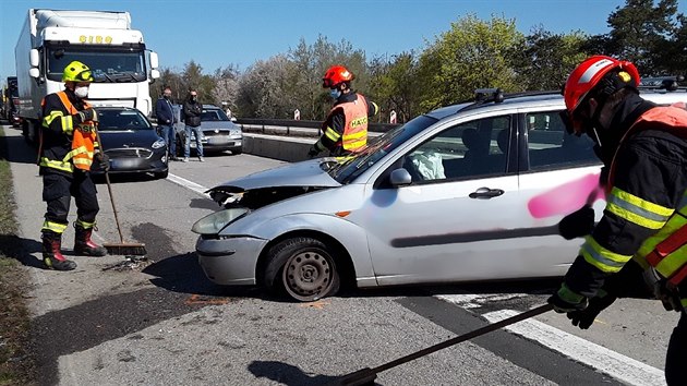 Po nehodě dvou osobních aut na dálnici D1 u Domašova hasiči zabezpečili místo proti vzniku požáru. (21. 4. 2020)
