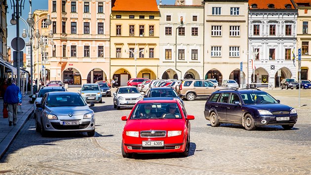 Provoz na náměstí Přemysla Otakara II. v Českých Budějovicích někdy připomíná spíše rušnou křižovatku.