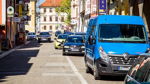 Problémy s nedeovoleným parkováním a provozem v Krajinské ulici v centru Budějovic trvají roky. Zatím se s tímto nešvarem nikdo nedokázal vypořádat.