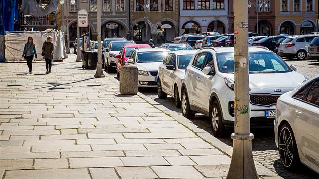 Parkování na náměstí je v době nouzového stavu zdarma. Někteří řidiči však stojí i na místech, kde to není dovolené.