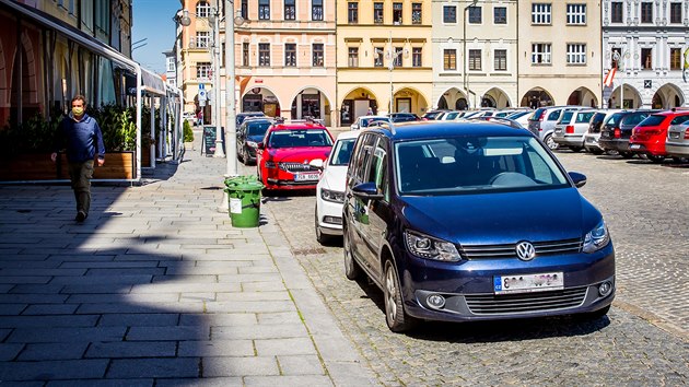 Parkování na náměstí v Budějovicích je v době nouzového stavu zdarma. Někteří řidiči však stojí i na místech, kde to není dovolené.