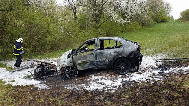 Ohořelý vůz po nehodě v Albrechticích. (26. dubna 2020)